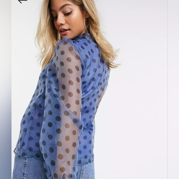 PrettyLittleThing Light blue polka dot Exlusive Organza Shirt with puff sleeves - Picture 4 of 8